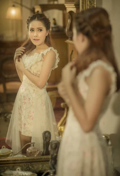 Молода Азія Красива Жінка Стоїть Перед Дзеркалом Кімнаті — стокове фото
