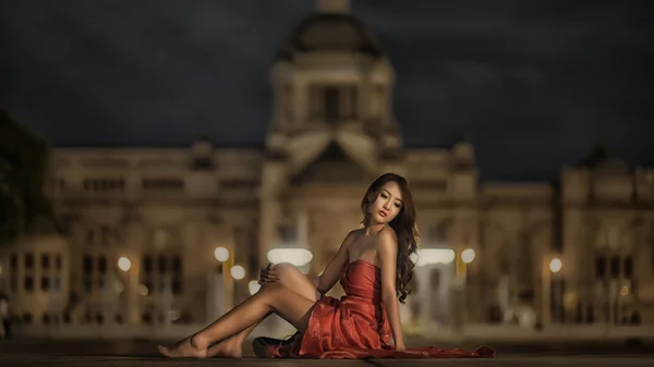 Молодая Красота Знаменитая Женщина Красном Платье Открытом Воздухе Ночной Портрет — стоковое фото