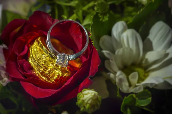 Όμορφο Γαμήλιο Δαχτυλίδι Στο Λουλούδι — Φωτογραφία Αρχείου