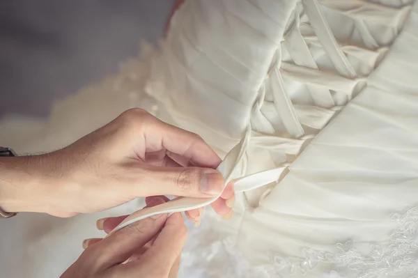 Παράνυμφος βοηθά τη νύφη να φορέσει φόρεμα — Φωτογραφία Αρχείου