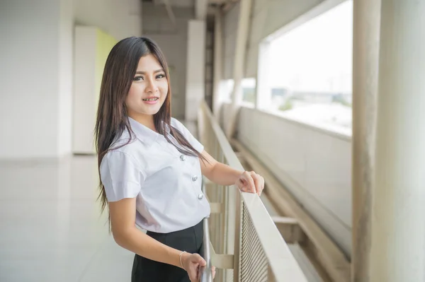 대학교의 유니폼에 젊은 매력적인 아시아 여자 — 스톡 사진