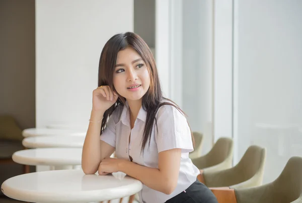 Joven atractivo asiático chica en un uniforme de la universidad —  Fotos de Stock