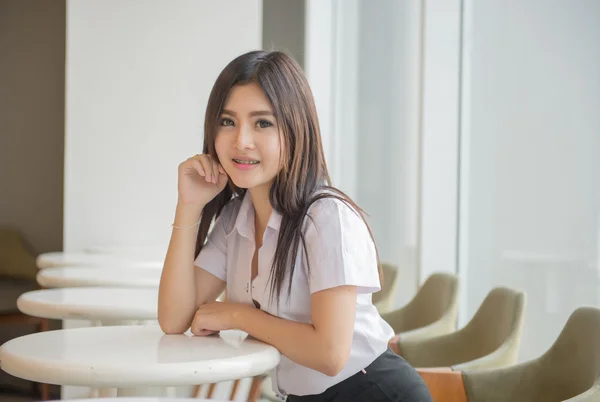 Unga attraktiva asiatisk tjej i en enhetlig University — Stockfoto