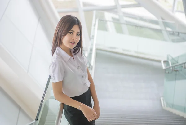 Молода приваблива азіатська дівчина в уніформі університету — стокове фото