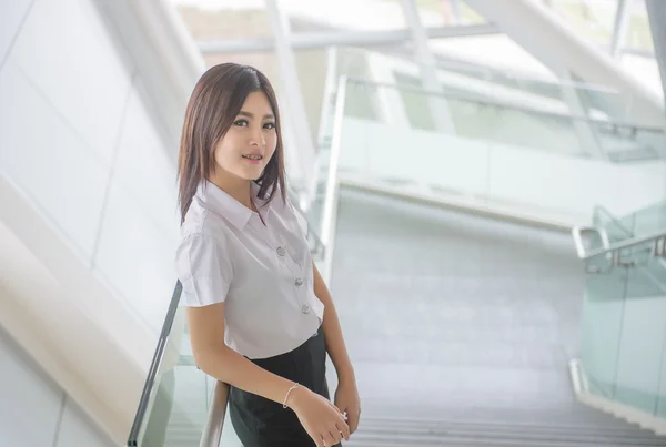 Jovem atraente asiático menina no um uniforme de universidade — Fotografia de Stock