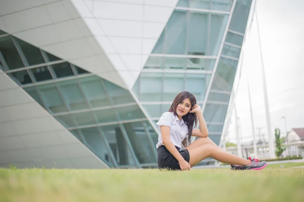 Unga attraktiva asiatisk tjej i en enhetlig University — Stockfoto