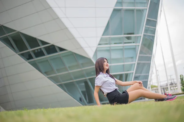 Молода приваблива азіатська дівчина в уніформі університету — стокове фото