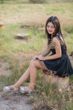 Akşamları hafif bir çayırda Asyalı kız