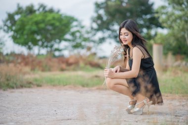 Akşamları hafif bir çayırda Asyalı kız