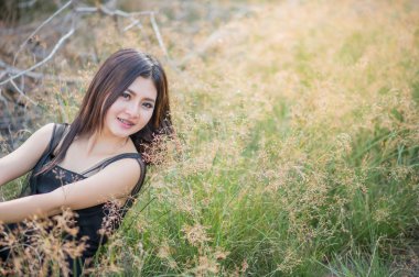 Akşamları hafif bir çayırda Asyalı kız