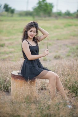 Akşamları hafif bir çayırda Asyalı kız