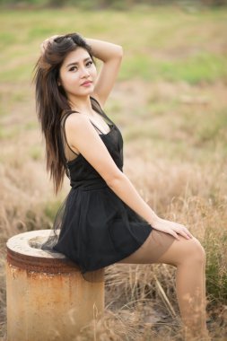 Akşamları hafif bir çayırda Asyalı kız