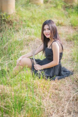 Akşamları hafif bir çayırda Asyalı kız