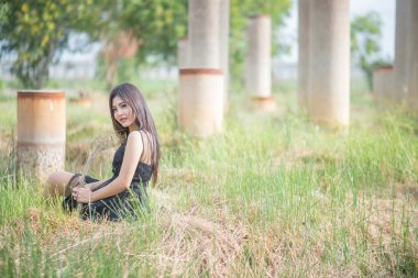 Akşamları hafif bir çayırda Asyalı kız