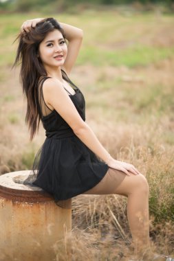 Akşamları hafif bir çayırda Asyalı kız