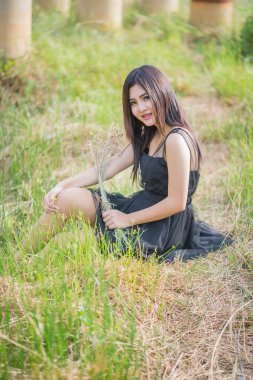 Akşamları hafif bir çayırda Asyalı kız