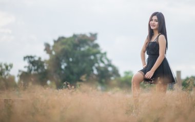 Akşamları hafif bir çayırda Asyalı kız