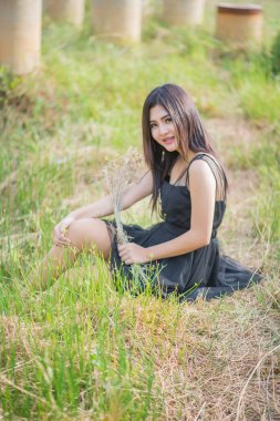 Akşamları hafif bir çayırda Asyalı kız