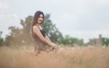 Akşamları hafif bir çayırda Asyalı kız