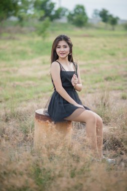 Akşamları hafif bir çayırda Asyalı kız