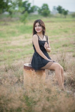 Akşamları hafif bir çayırda Asyalı kız