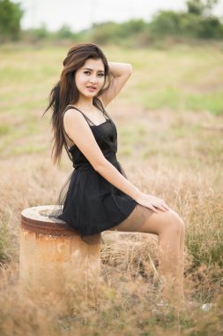 Akşamları hafif bir çayırda Asyalı kız