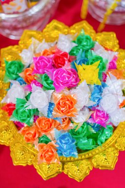 Set şerit birçiçek katlanmış. Paralar el ile sarın. Tayland'da kutsal (koordinasyon için üniversite sınavı, inisiyasyon) çalıştı