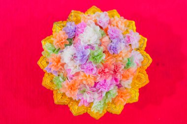 Set şerit birçiçek katlanmış. Paralar el ile sarın. Tayland'da kutsal (koordinasyon için üniversite sınavı, inisiyasyon) çalıştı