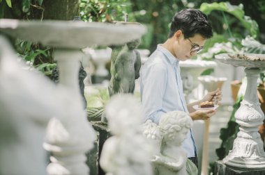 bahçede bir çikolatalı kek tutan adam