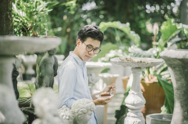 bahçede bir çikolatalı kek tutan adam