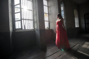 Kırmızı elbiseli genç Asya kadın moda fotoğrafı