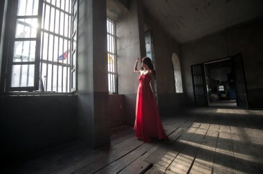 Kırmızı elbiseli genç Asya kadın moda fotoğrafı