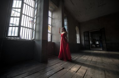 Kırmızı elbiseli genç Asya kadın moda fotoğrafı