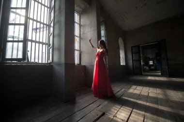 Kırmızı elbiseli genç Asya kadın moda fotoğrafı