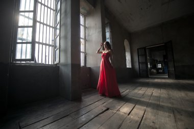 Kırmızı elbiseli genç Asya kadın moda fotoğrafı