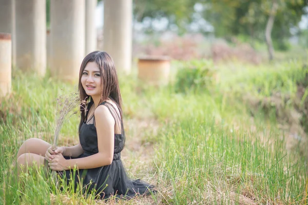 Asiatique fille dans une prairie, des soirées claires — Photo