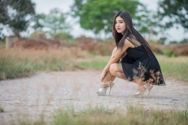 Ragazza asiatica in un prato, serate leggere — Foto Stock