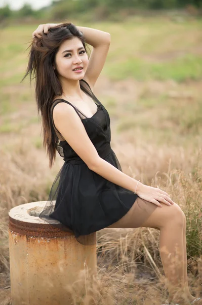 Akşamları hafif bir çayırda Asyalı kız — Stok fotoğraf