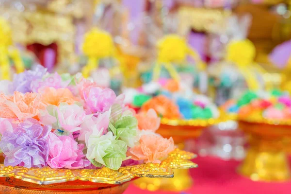 Set şerit birçiçek katlanmış. Paralar el ile sarın. Tayland'da kutsal (koordinasyon için üniversite sınavı, inisiyasyon) çalıştı