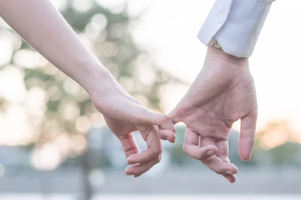 Lovar att bli hand i hand — Stockfoto