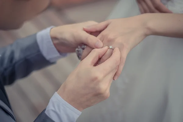 Ο γαμπρός φορούσε το γαμήλιο δαχτυλίδι της νύφης — Φωτογραφία Αρχείου