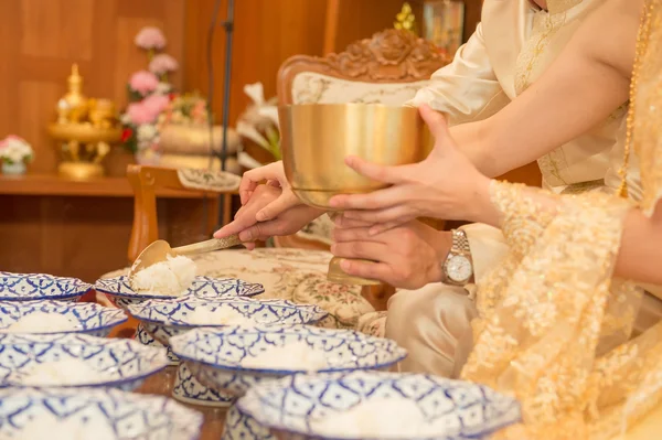 Gelin ve damat sadaka için keşiş geleneği düğün töreninde Tayland gıda vermek — Stok fotoğraf