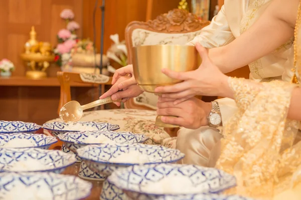 Gelin ve damat sadaka için keşiş geleneği düğün töreninde Tayland gıda vermek — Stok fotoğraf