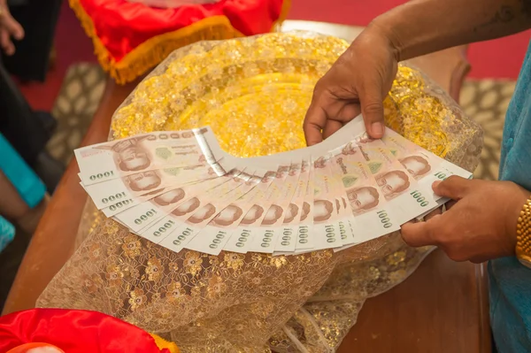 Gelin fiyat para geleneksel düğün töreninde Tayland — Stok fotoğraf