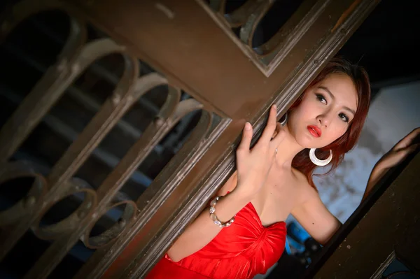 Модное фото молодой женщины из Азии в красном платье — стоковое фото