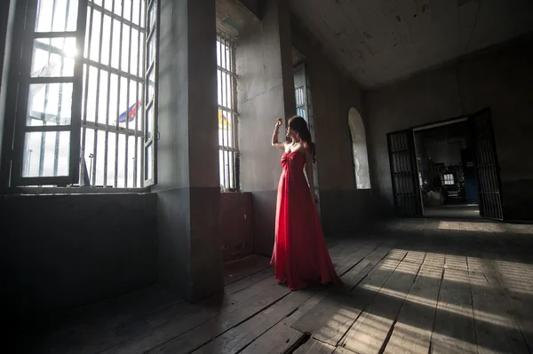 Kırmızı elbiseli genç Asya kadın moda fotoğrafı