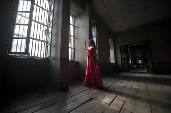 Kırmızı elbiseli genç Asya kadın moda fotoğrafı