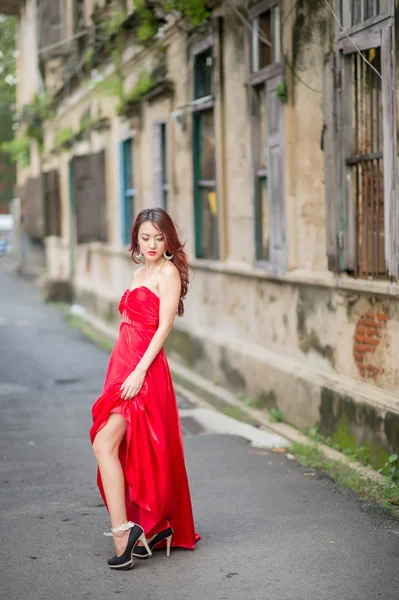 Kırmızı elbiseli genç Asya kadın moda fotoğrafı — Stok fotoğraf