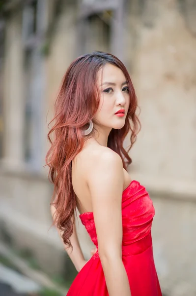 빨간 드레스의 젊은 아시아 여자 들의 패션 사진 — 스톡 사진