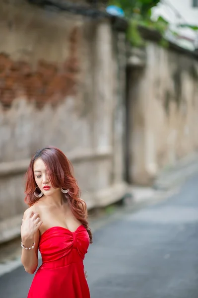 Foto de moda de mujer joven de asia en vestido rojo —  Fotos de Stock